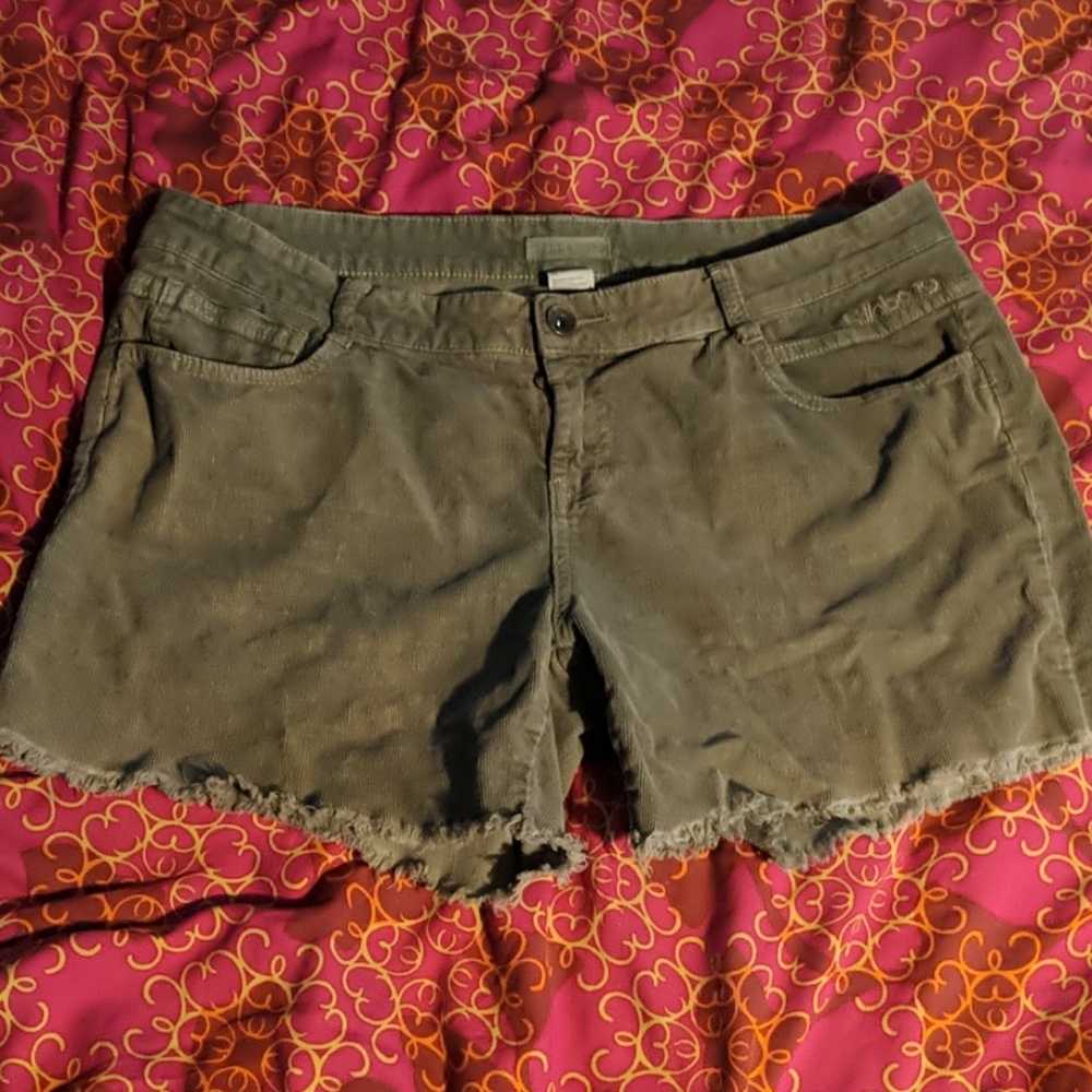 Billabong green corduroy shorts 11